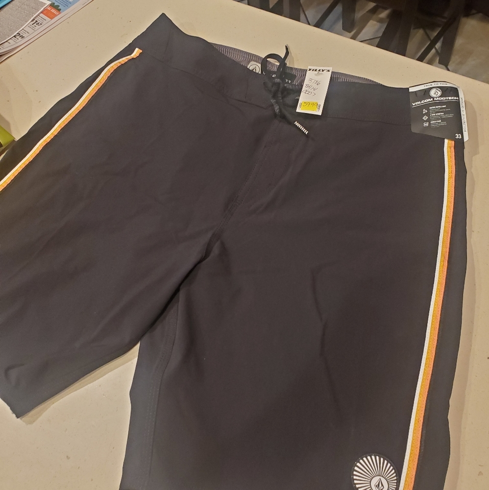Volcom board shorts size 33